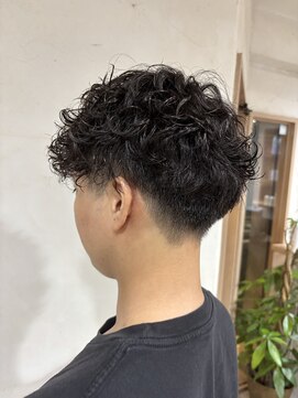 カーム(calm) MEN’S HAIR/サーフカール/刈り上げセンターパート/鹿島田