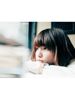 デザイン性の高いアッシュ/グレージュをグレイカラーでも再現♪ハイライト＆外国人風カラーでおしゃれに◎