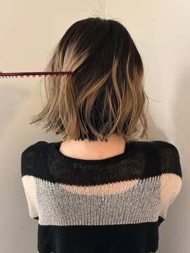 トナリ(tonari) ボブ×根元が伸びても気にならないルーツカラー