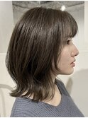 レイヤーボブ オリーブグレージュ 外はね 前髪あり ミディアム
