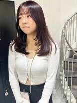 カミエ(kamie)&nbsp;ロングヘアのグレージュ×大人っぽいレイヤーカット