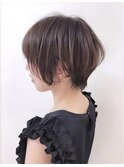 綺麗なシルエットのショートヘア