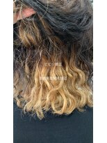 アンフィユヌキャトル(AnFye une Qatll)&nbsp;高難易度縮毛矯正でツヤッツヤの艶髪に変身♪