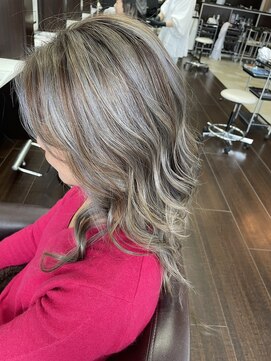 ラボア(La'BOA) シルバーベージュハイライト×レイヤースタイル