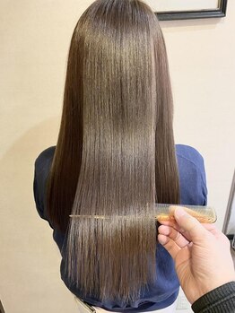 ロア ミオ 仙台駅前(Loa mio)の写真/Loa mioの縮毛矯正はツヤ感とサラサラの柔らかさが毎日持続！毛先までまとまる髪に♪人気のコアミーtrも◎