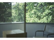 コーエン(coyen)の雰囲気（窓から見える緑｛レイヤーカット/ウルフ/ボブ/パーマ/勾当台｝）