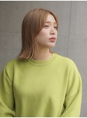 ナチュラルベージュのミディアムストレート