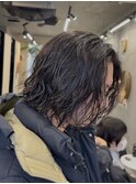 大人の波巻きスパイラルパーマミディアムロングメンズカットヘア