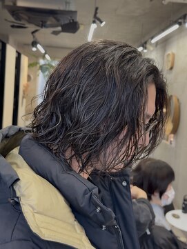 大人の波巻きスパイラルパーマミディアムロングメンズカットヘア