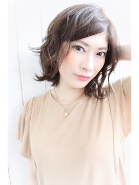 ディー(dee) dee ミルクグレージュ×大人ボブ