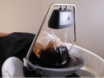 アオ ペルシュ(AO Perche)の写真/日常の疲れを癒す『頭侵浴』。最新のフルフラットシャンプー台導入◇いつものメニューにプラスして頭皮ケア