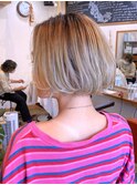 ビーグル巻き、ホワイトブリーチ、切りっぱなしボブアレンジ