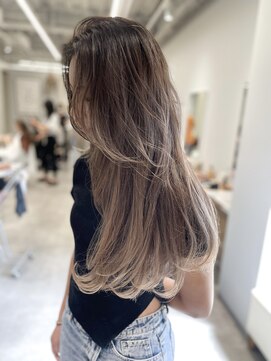 アヴァンス 京橋店(AVANCE) レイヤーカットとバレイヤージュカラーのワンカールスタイル