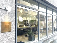 アース 春日部店(HAIR&MAKE EARTH)の雰囲気（入口が２つあり、ララガーデンに向かう道沿い入口からも入れます）