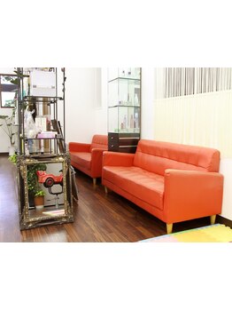 美容室が苦手な方に◎カントリー調の温かい雰囲気の空間で気さくなスタッフがお出迎え＊