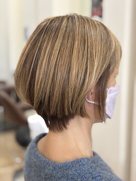 白髪ぼかしハイライト×コンパクトショートボブ