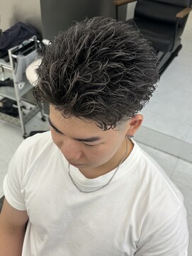 スパイラルパーマ　刈り上げ　フェード　眉毛　ツイスト