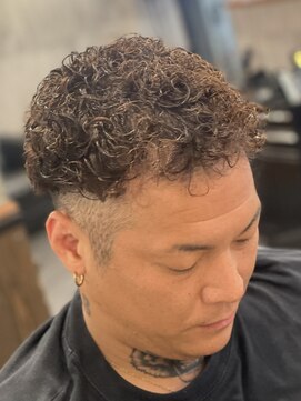 ブレイズマン(BLAZEMAN) 清潔感とストリートを両立するメンズパーマ