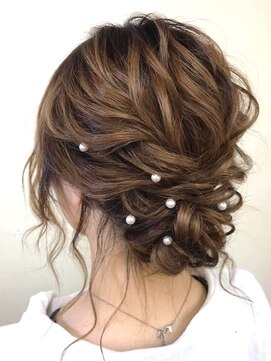 ヘアセットアップス(UP's) 〇ゆるっと動きあり、後れ毛ありの『ルーズなアップスタイル♪』