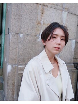 リュト(Lute) 暗髪センターパートショート