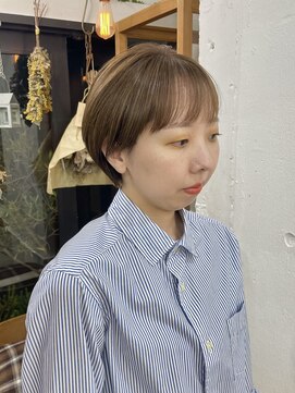 リッカ(RICCA) ブリーチなしのベージュカラーとマッシュショート