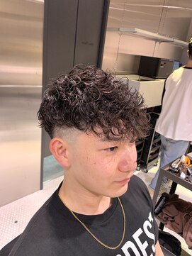 フランクスバーバーザスタンド(Frank’s barber the stand) ナチュラルツーブロックスペインカールショートF