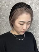 ショートボブインナーカラーベージュレイヤーカットハイトーン