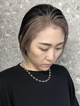 サンク 原宿 表参道(cinq) ショートボブインナーカラーベージュレイヤーカットハイトーン