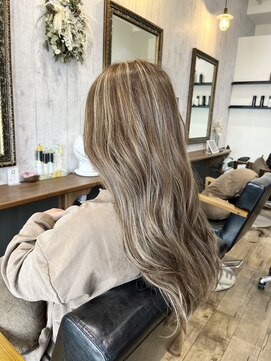 ローブ(L'aube) ベージュ×ハイライト