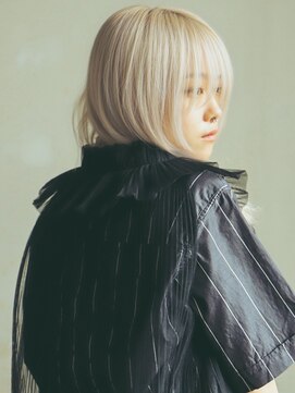 バーノン(VERNON) WHITE SEMILONGwearingFUMIKA_UCHIDA【VERNON】058-262-3611