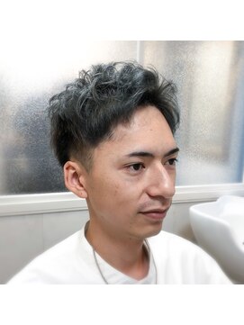 ちゅら髪 ハイトーン ブルーグレージュ 2ブロック ショートスタイル