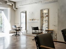 ヘアアンドライフシー(HAIR&LIFE C)の雰囲気（自然光が温かくゆっくり過ごしていただけるシンプルな空間）