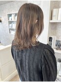 福山Caaryまろみベージュインナーカラーミディアムレイヤーヘア