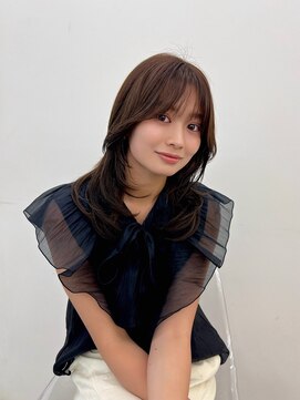 ヒュー 広島(HEW) 大人かわいいレイヤーカットグレージュヘア20代30代