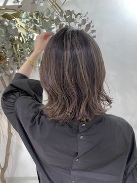 ベルム(Belme) 白髪ぼかし3Dペールベージュハイライト外はねくびれボブ