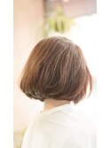 細いハイライトブリーチの入ったベージュカラーなボブ155