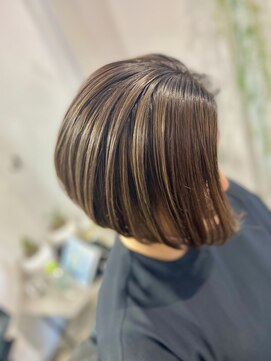 ツムグ 代官山店(TUMUGU) 30代40代50代前下がりボブ/脱白髪染めハイライト/大人ショート