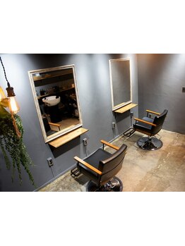 【深夜23時営業/大人メンズサロン】2席のみの落ち着いたプライベート空間で、大人向けの上質な時間を。