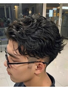 キングオブヘア バイ ノイズ 梅田茶屋町店(KING of hair by NOISM) 短髪スキンフェードセンターパートツイストパーマ梅田メンズ髪型