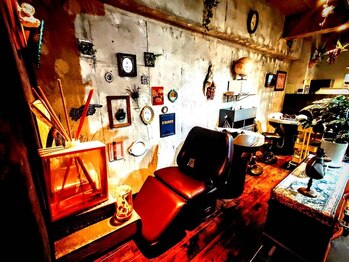 ボイス(BOIS)の写真/ゆったりまったり寛げる空間で髪も心もリラックス♪シックな内観の落ち着いた店内で癒しと感動をお届け。