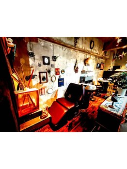 ゆったりまったり寛げる空間で髪も心もリラックス♪シックな内観の落ち着いた店内で癒しと感動をお届け。