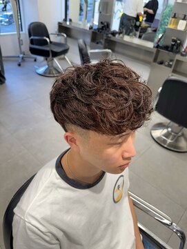 グルーマーズトウキョウ(GROOMER/S TOKYO) 神保町スペインカールブラウンカラー刈り上げ韓国マッシュ