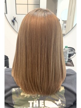 若見え艶ロングの明るい白髪カラー