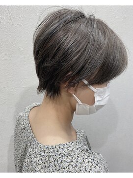 カモン(CAMON) [CAMON. ]#ショートマッシュ#脱白髪染め#ネイビーハイライト