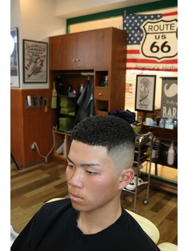 シックスバーバーショップ(SIX BARBER SHOP) ヌレパンスキンフェード