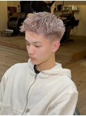 海外風ハイトーンベリーショート　金髪、ホワイトカラー