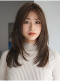 トレンドレイヤーセミロングヘア　センター前髪流し