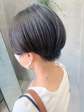 テトヘアー(teto hair) ハンサムショート、暗髪、センターパート、中性ショート
