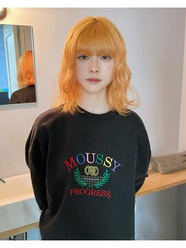 チーカ(chica) オレンジカラー/ワイドバング/ウェーブミディアム/イメチェン