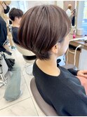 ベージュカラーの耳掛けショートボブ